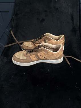 Akademiks Men's Cork and Suede Low Top Sneakers